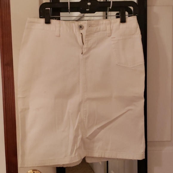 White jean skirt - Picture 1 of 3